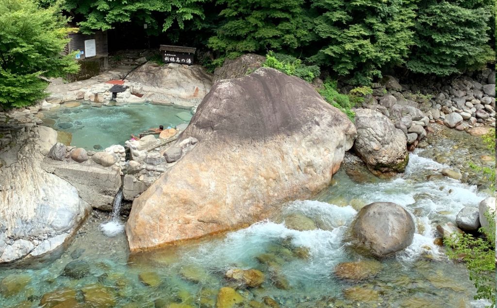 川沿いの温泉